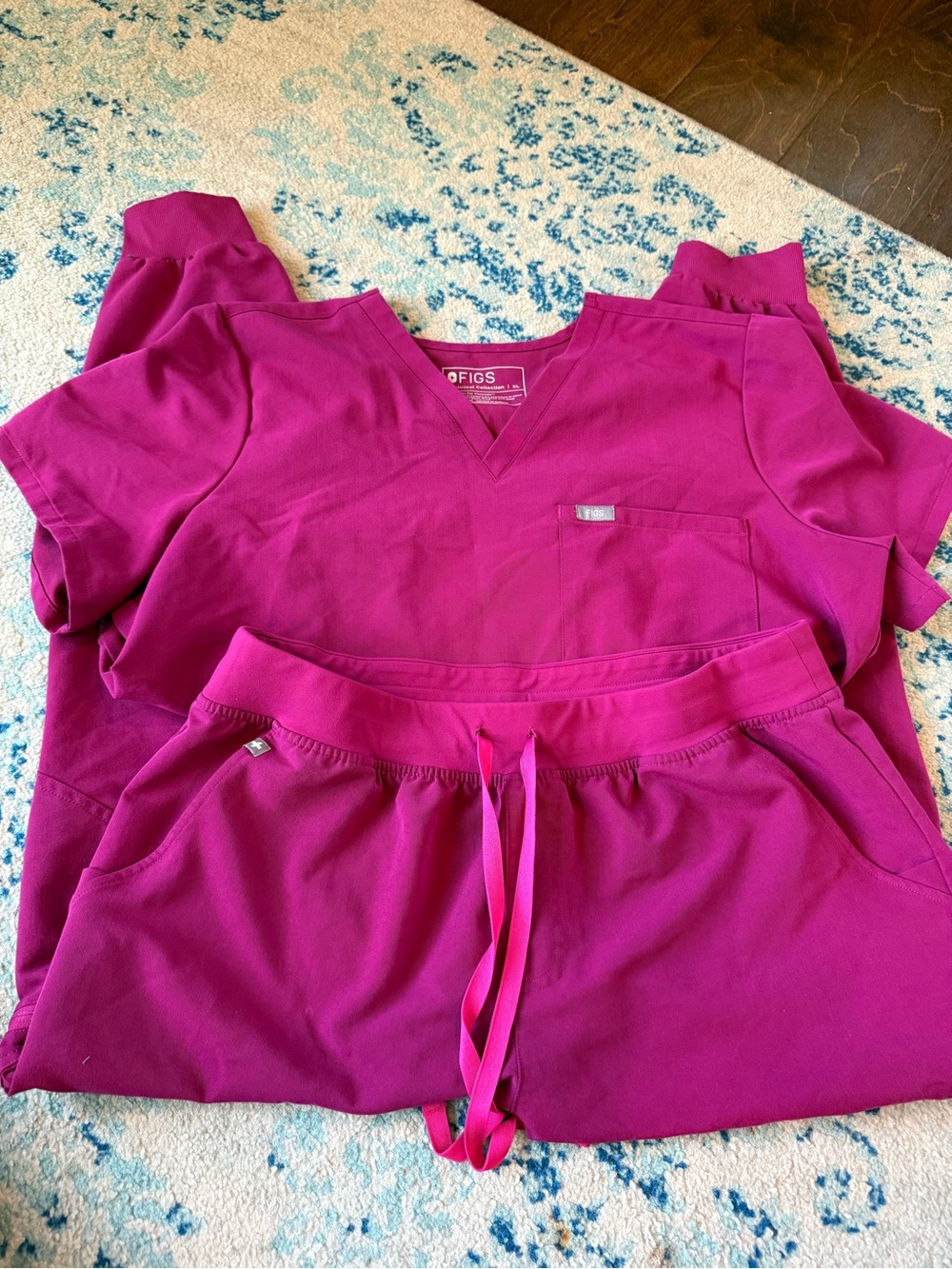 Figs V-neck Scribs with jogger pants
